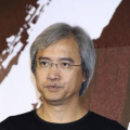 她是个不折不扣风骚女子